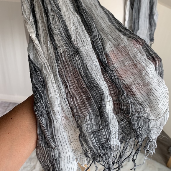 Light grey and white woven polyester scarf - Picture 4 of 10